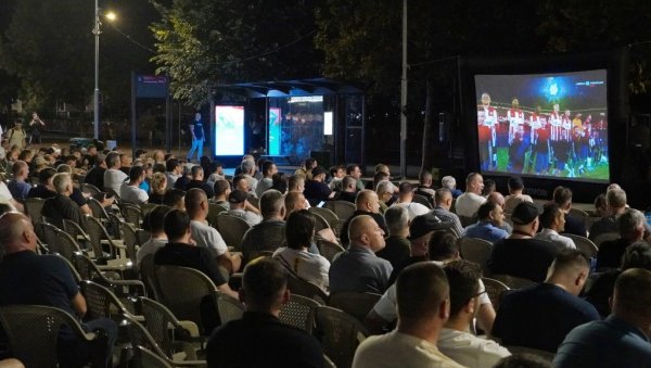 МИНИСТРИ ВЛАДЕ СРБИЈЕ И ПРЕДСТАВНИЦИ СНС ИСПРЕД СКУПШТИНЕ: Разговарају са присталицама и грађанима