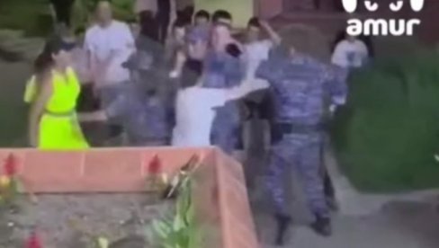 ТАКО ТО РАДЕ БРАЋА РУСИ: Нема мекано са онима који се дрзну да нападну полицију ТАКО ТО РАДЕ БРАЋА РУСИ: Нема мекано са онима који се дрзну да нападну полицију