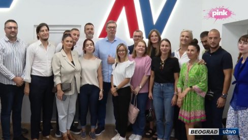 У НЕДЕЉУ ПРЕДСТАВЉАМО НАЈБОЉЕ МЕРЕ ЗА НАРОД, БИЋЕ ЧУДЕСНО! Вучић из просторија СНС на Палилули: Баш сам задовољан, бићете изненађени