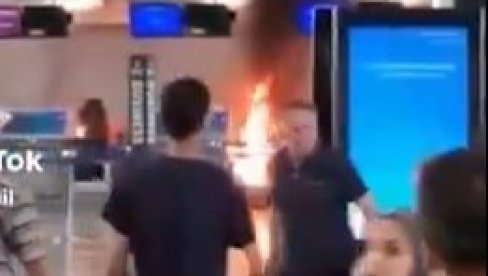 POGLEDAJTE NEVIĐEN HAOS NA AERODROMU U MILANU! Muškarac zapalio šalter, počeo sve da lomi čekićem, putnici u potpunoj panici beže POGLEDAJTE NEVIĐEN HAOS NA AERODROMU U MILANU! Muškarac zapalio šalter, počeo sve da lomi čekićem, putnici u potpunoj panici beže