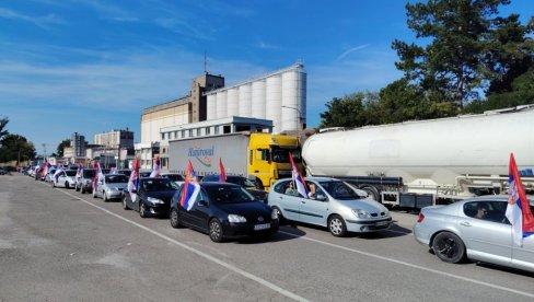 GRAĐANI PROTIV BLOKADA: Kolone vozila krenulo iz Šapca ka Loznici (FOTO)