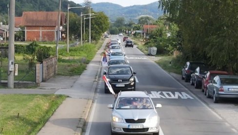 MALI ZVORNIK KRENUO NA SKUP PROTIV BLOKADA: Vijore se srpske trobojke u velikoj koloni vozila (FOTO/VIDEO) MALI ZVORNIK KRENUO NA SKUP PROTIV BLOKADA: Vijore se srpske trobojke u velikoj koloni vozila (FOTO/VIDEO)