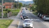 MALI ZVORNIK KRENUO NA SKUP PROTIV BLOKADA: Vijore se srpske trobojke u velikoj koloni vozila (FOTO)