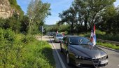 ЉУБОВИЈА ЈЕ КРЕНУЛА НА СКУП ПРОТИВ БЛОКАДА: Вијоре се заставе у колонама аутомобила (ФОТО)