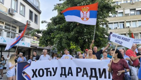 STARA PAZOVA JE USTALA PROTIV BLOKADA: Građani žele nazad normalan život koji im je oduzet (FOTO/VIDEO)