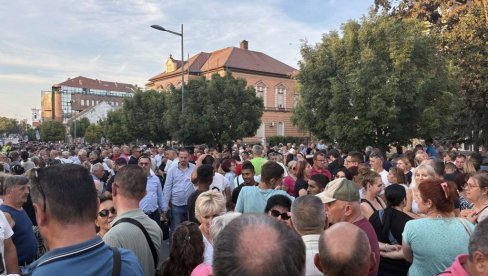 ЗРЕЊАНИНЦИ ПРОТИВ БЛОКАДА: Велики број грађана окупио се у ово граду