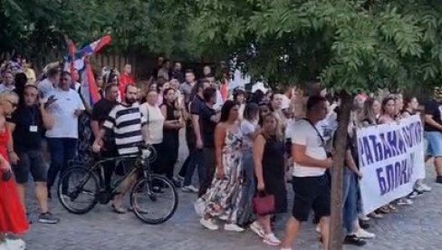 VRANJE PODRŽALO SKUP PROTIV BLOKADA: Veliki broj ljudi izašao na ulice (VIDEO) VRANJE PODRŽALO SKUP PROTIV BLOKADA: Veliki broj ljudi izašao na ulice (VIDEO)