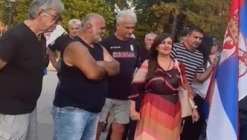 SREMSKI KARLOVCI PODRŽALI SKUP PROTIV BLOKADA: Veliki broj ljudi izašao na ulice (VIDEO) SREMSKI KARLOVCI PODRŽALI SKUP PROTIV BLOKADA: Veliki broj ljudi izašao na ulice (VIDEO)