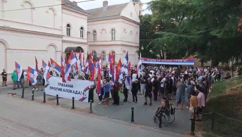 GRAĐANI APATINA PODRŽALI SKUP PROTIV BLOKADA: Veliki broj ljudi izašao na ulice, žele da se vrate normalnom životu (VIDEO) GRAĐANI APATINA PODRŽALI SKUP PROTIV BLOKADA: Veliki broj ljudi izašao na ulice, žele da se vrate normalnom životu (VIDEO)