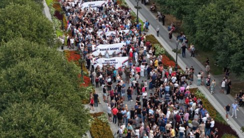 MOĆNE SLIKE IZ SOMBORA: Građani ustali protiv blokada i poslali jasne poruke (FOTO) MOĆNE SLIKE IZ SOMBORA: Građani ustali protiv blokada i poslali jasne poruke (FOTO)