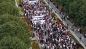 MOĆNE SLIKE IZ SOMBORA: Građani ustali protiv blokada i poslali jasne poruke (FOTO) MOĆNE SLIKE IZ SOMBORA: Građani ustali protiv blokada i poslali jasne poruke (FOTO)