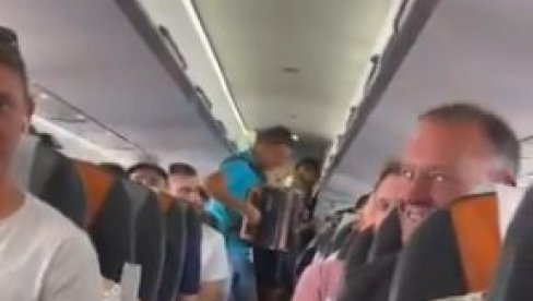 ХАРМОНИКА У АВИОНУ ЗА ЛУКУ ДОНЧИЋА! Одушевљење због сцене током лета из Љубљане за Београд (ВИДЕО)