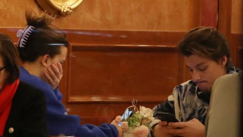 ГЛУМИЦА УСВОЈИЛА ДЕТЕ У 22. ГОДИНИ: Мили стигла ћеркица, муж јој је син једног од најпопуларнијих певача у историји (ФОТО) ГЛУМИЦА УСВОЈИЛА ДЕТЕ У 22. ГОДИНИ: Мили стигла ћеркица, муж јој је син једног од најпопуларнијих певача у историји (ФОТО)