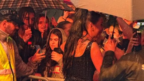 PO NAJVEĆEM NEVREMENU, NIKO NIJE HTEO KUĆI: Kiša je pljuštala, a Katarina Grujić Gobeljić prošetala među publikom i ispunjavala muzičke želje
