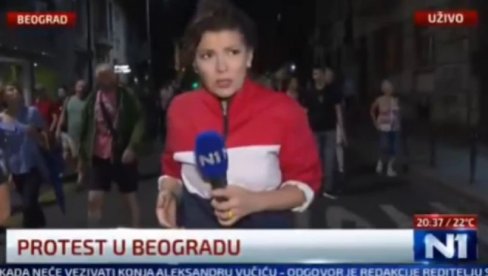 НАРОДУ ЈЕ ПРЕКИПЕЛО: Погледајте како су бесни грађани засули водом блокадере - Награбусила и репортерка (ВИДЕО) НАРОДУ ЈЕ ПРЕКИПЕЛО: Погледајте како су бесни грађани засули водом блокадере - Награбусила и репортерка (ВИДЕО)