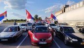 ГРАЂАНИ ПРОТИВ БЛОКАДА: Вијоре се тробојке - народ устао за нормалан живот (ВИДЕО) ГРАЂАНИ ПРОТИВ БЛОКАДА: Вијоре се тробојке - народ устао за нормалан живот (ВИДЕО)