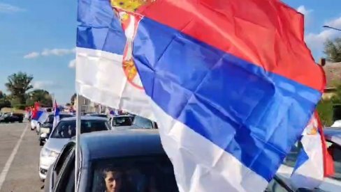VIJORE SE TROBOJKE U KOLONI AUTOMOBILA: Građani Šapca krenuli u Vladimirce na skup protiv blokada (VIDEO) VIJORE SE TROBOJKE U KOLONI AUTOMOBILA: Građani Šapca krenuli u Vladimirce na skup protiv blokada (VIDEO)