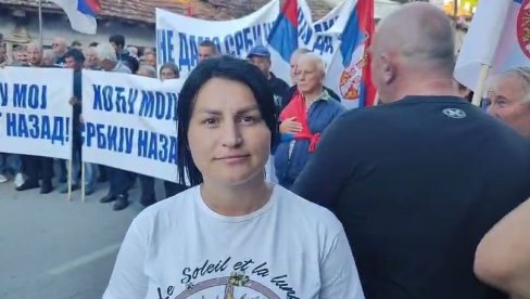 ЖЕЛИМ МИР И СТАБИЛНОСТ: Поруке грађана Трговишта који су устали против блокада (ВИДЕО) ЖЕЛИМ МИР И СТАБИЛНОСТ: Поруке грађана Трговишта који су устали против блокада (ВИДЕО)