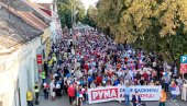 GRAĐANI PROTIV BLOKADA: Vijore se trobojke - narod ustao za normalan život (VIDEO) GRAĐANI PROTIV BLOKADA: Vijore se trobojke - narod ustao za normalan život (VIDEO)