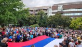 ГРАЂАНИ КИКИНДЕ ПРОТИВ БЛОКАДА: Српска тробојка се вијорила градом (ФОТО)А