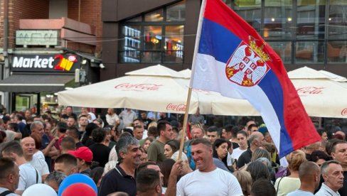 ЖЕЛИМО ЈАКУ И СТАБИЛНУ СРБИЈУ Срби у Косовској Митровици против блокада (ФОТО) ЖЕЛИМО ЈАКУ И СТАБИЛНУ СРБИЈУ Срби у Косовској Митровици против блокада (ФОТО)