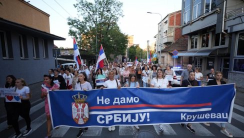 ДОСТА ЈЕ БЛОКАДА, ХОЋЕМО ДА ЖИВИМО: Братислав Гашић са још четири хиљаде Крушевљана подржао пристојну Србију ДОСТА ЈЕ БЛОКАДА, ХОЋЕМО ДА ЖИВИМО: Братислав Гашић са још четири хиљаде Крушевљана подржао пристојну Србију