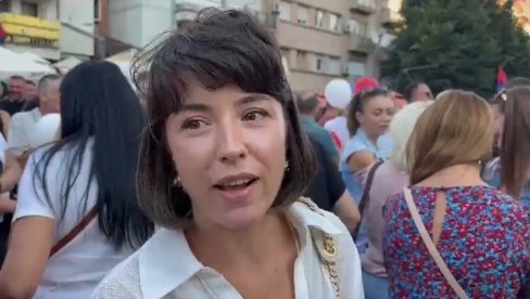 ЖЕЛИМО МИРНУ И СТАБИЛНУ СРБИЈУ: Српкиња из Косовске Митровице послала снажну поруку (ВИДЕО) ЖЕЛИМО МИРНУ И СТАБИЛНУ СРБИЈУ: Српкиња из Косовске Митровице послала снажну поруку (ВИДЕО)