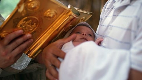 KAD MAJKA NE SME DA PRISUSTVUJE KRŠTENJU DETETA: Malo ko zna da ovaj svečani čin prate brojna pravila i običaji
