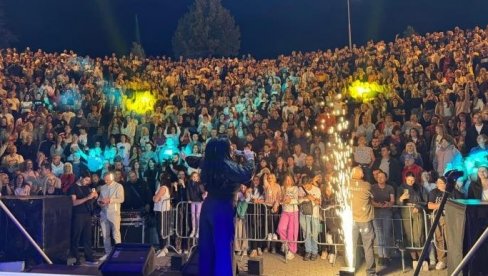NI IGLA NIJE IMALA GDE DA PADNE: Dragana Mirković oborila još jedan rekord i zadala domaći zadatak u Plužinama (FOTO)