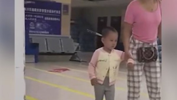 ТРОГОДИШЊА ДЕВОЈЧИЦА УШЕТАЛА У БОЛНИЦУ СА НОЖЕМ У ГЛАВИ: Лекари спасили дете (ВИДЕО)