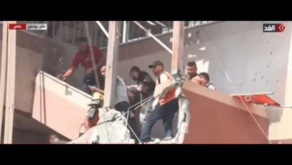 (УЗНЕМИРУЈУЋЕ) БОМБА ДИРЕКТНО ПОГОДИЛА БОЛНИЦУ У ГАЗИ: Камере забележиле језив удар гранате на лекаре који су вадили људе из рушевина (УЗНЕМИРУЈУЋЕ) БОМБА ДИРЕКТНО ПОГОДИЛА БОЛНИЦУ У ГАЗИ: Камере забележиле језив удар гранате на лекаре који су вадили људе из рушевина
