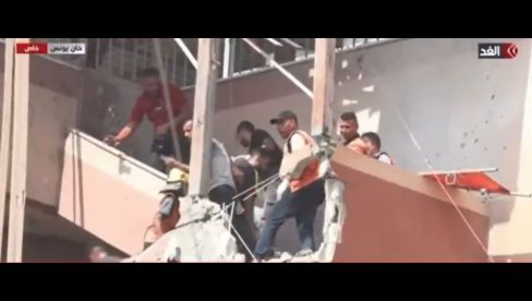 (УЗНЕМИРУЈУЋЕ) БОМБА ДИРЕКТНО ПОГОДИЛА БОЛНИЦУ У ГАЗИ: Камере забележиле језив удар гранате на лекаре који су вадили људе из рушевина