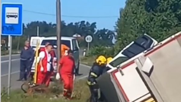 ЛАКШЕ ПОВРЕЂЕН СТРАНАЦ У САОБРАЋАЈНОЈ НЕЗГОДИ У СМЕДЕРЕВУ: Удес камиона и аутомобила на Коларској петљи ЛАКШЕ ПОВРЕЂЕН СТРАНАЦ У САОБРАЋАЈНОЈ НЕЗГОДИ У СМЕДЕРЕВУ: Удес камиона и аутомобила на Коларској петљи