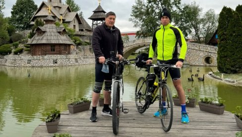 HUMANITARNA VOŽNJA BICIKLOM DO KOSOVA I METOHIJE: Marko Nikolić i Srđan Veličković za decu obolelu od raka (FOTO) HUMANITARNA VOŽNJA BICIKLOM DO KOSOVA I METOHIJE: Marko Nikolić i Srđan Veličković za decu obolelu od raka (FOTO)