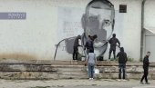 KURTI NASTAVLJA RAT PROTIV SRPSKIH MURALA: Prekrečeni i u Leposaviću i Sočanici - Na njima likovi preminulih srpskih mladića (VIDEO)