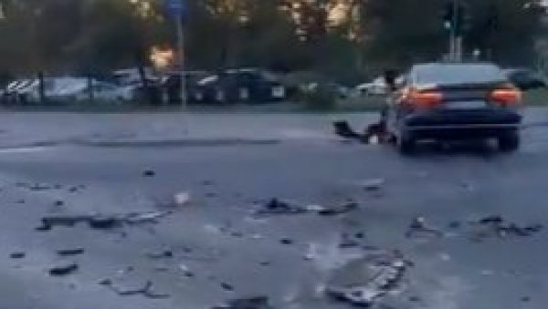 ТЕШКА САОБРАЋАЈКА: Делови аутомобила расути по раскрсници, возило тешко оштећено (ВИДЕО) ТЕШКА САОБРАЋАЈКА: Делови аутомобила расути по раскрсници, возило тешко оштећено (ВИДЕО)