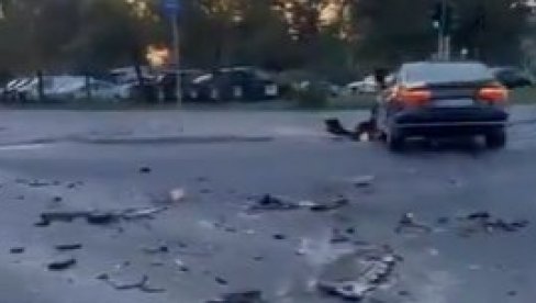 TEŠKA SAOBRAĆAJKA: Delovi automobila rasuti po raskrsnici, vozilo teško oštećeno (VIDEO) TEŠKA SAOBRAĆAJKA: Delovi automobila rasuti po raskrsnici, vozilo teško oštećeno (VIDEO)