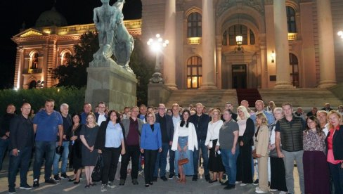 MINISTRI U VLADI I POSLANICI SNS: Ispred Skupštine sa pristalicama i građanima