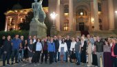 MINISTRI U VLADI I POSLANICI SNS SA GRAĐANIMA: Ispred Skupštine i studenti koji žele da uče