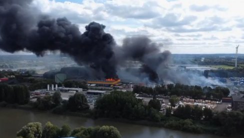 VIŠE MRTVIH U EKSPLOZIJI U SKLADIŠTU U HAMBURGU: U blokadi auto-put A1 (FOTO/VIDEO) VIŠE MRTVIH U EKSPLOZIJI U SKLADIŠTU U HAMBURGU: U blokadi auto-put A1 (FOTO/VIDEO)