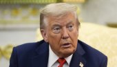 AMERIKA TUGUJE: Tramp naredio da se zastave spuste na pola koplja