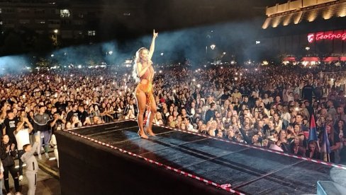 NOĆAS JE GOREO BALKAN: Tea Tairović spektakularnim koncertom otvorila 35. Roštiljijadu u Leskovcu (FOTO) NOĆAS JE GOREO BALKAN: Tea Tairović spektakularnim koncertom otvorila 35. Roštiljijadu u Leskovcu (FOTO)