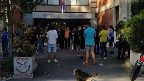 SRAMOTA: Blokaderi napravili leglo zaraze na Filozofskom fakultatu u Novom Sadu (FOTO/VIDEO) SRAMOTA: Blokaderi napravili leglo zaraze na Filozofskom fakultatu u Novom Sadu (FOTO/VIDEO)