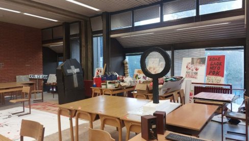 JEZIVA SLIKA SA FILOZOVSKOG: Blokaderi ostavili mrtvački sanduk i sektaška obeležja (FOTO)