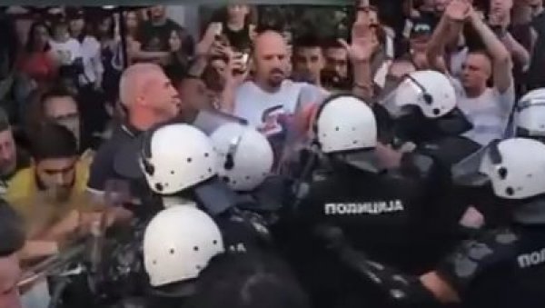 НАСИЉЕ БЛОКАДЕРА: Чанак командује, Бачулов предводи терористички напад на полицију (ВИДЕО) НАСИЉЕ БЛОКАДЕРА: Чанак командује, Бачулов предводи терористички напад на полицију (ВИДЕО)