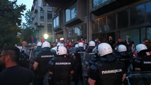JA NE VERUJEM DA ĆE DA ODUSTANU I 3. NOVEMBRA Vučić: Suviše je novca uloženo u propalu obojenu revoluciju JA NE VERUJEM DA ĆE DA ODUSTANU I 3. NOVEMBRA Vučić: Suviše je novca uloženo u propalu obojenu revoluciju