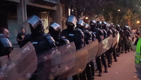 У ТОКУ ХАПШЕЊЕ ХУЛИГАНА: Циглама и камењем напали полицију и покушали упад у ФСФВ У ТОКУ ХАПШЕЊЕ ХУЛИГАНА: Циглама и камењем напали полицију и покушали упад у ФСФВ