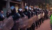 U TOKU HAPŠENJE HULIGANA: Ciglama i kamenjem napali policiju i pokušali upad u FSFV U TOKU HAPŠENJE HULIGANA: Ciglama i kamenjem napali policiju i pokušali upad u FSFV