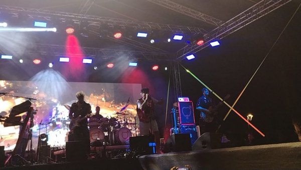 УВЕРТИРА ЗА БЕОГРАДСКЕ КОНЦЕРТЕ: Црвена јабука подсетила Лесковчане на антологијске хитове (ФОТО) УВЕРТИРА ЗА БЕОГРАДСКЕ КОНЦЕРТЕ: Црвена јабука подсетила Лесковчане на антологијске хитове (ФОТО)