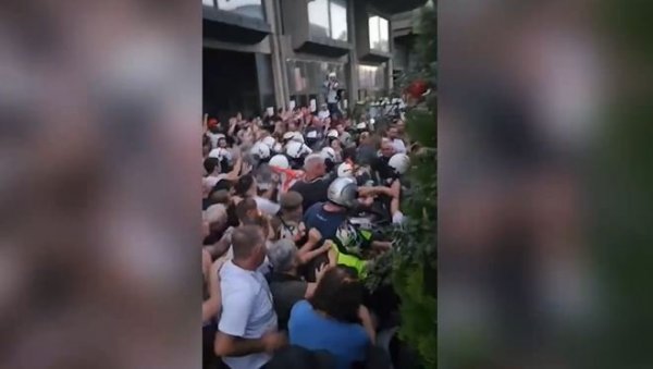ИСЛАМИСТИ ПРЕСРЕЋНИ ЗБОГ НАСИЉА БЛОКАДЕРА НАД ПОЛИЦИЈОМ! Поручују: Ускоро држава Војводина! (ВИДЕО) ИСЛАМИСТИ ПРЕСРЕЋНИ ЗБОГ НАСИЉА БЛОКАДЕРА НАД ПОЛИЦИЈОМ! Поручују: Ускоро држава Војводина! (ВИДЕО)